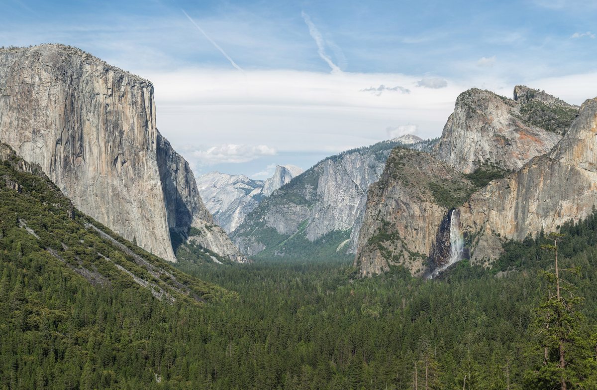 Yosemite Valley from Tunnel View: El Capitan on the left, Bridalveil Fall on the right and Half Dome in the distance.